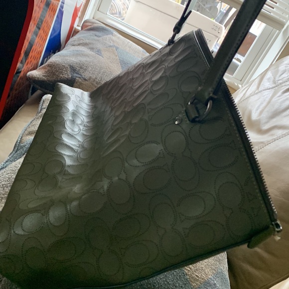 BEAUTIFUL OLIVE GREEN perfectly just right over sized strapped bag. - Picture 3 of 6